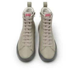 Camper Peu Touring ist eine sportliche und zeitgenössisch hellbeige High-Top-Sneaker