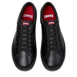 Camper Peu Touring ist eine sportliche und zeitgenössisch schwarz Low-Top-Sneaker