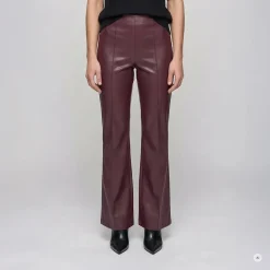 Marc Aurel Diese Flared Hose aus weichem Faux Leather verbind lila Lederhose