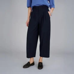True Religion - Engwerdenes, verkürztes Bein- Bund- und Bügelfa blau Hose