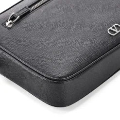 Valentino Garavani Pochette aus Leder schwarz Geldbörse